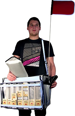 Klassischer Sampler Bauchladen für die gezielte Verteilung von Warenproben und kleinen Geschenkartikeln bei Promotion-Aktionen.