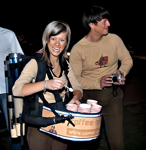 ��☕ Mobiler Bauchladen-Kaffee-To-Go-Verkauf in Zürich 2025 ��️✨ | Innovative Coffee-to-Go Lösung mit mobilem Bauchladen für schnellen & flexiblen Kaffeeverkauf. Perfekt für Fußgängerzonen, Bahnhöfe, Messen & Business-Distrikte – direkter Kundenkontakt, kürzere Wartezeiten & maximierter Umsatz! ���� �� Vorteile & Features: ✅ Flexibler Kaffeeverkauf in Zürich: Kein fester Stand nötig – Verkauf dort, wo Kunden sind! ✅ POS-Marketing mit Wow-Effekt: Bauchladen mit Branding für maximale Sichtbarkeit. ✅ Schneller Service für Pendler & Touristen: Perfekt für Hauptbahnhof & Geschäftsviertel. ✅ Ergonomisches Design: Leichter & bequemer Bauchladen für langen Einsatz. ✅ Nachhaltige Optionen verfügbar: Mehrwegbecher & Bio-Kaffee für umweltfreundlichen Verkauf. �� Standort: Zürich, Schweiz – 2025 ���� �� Einsatzgebiete: Fußgängerzonen, Bahnhöfe, Messen, Flughäfen, Business-Events & Wochenmärkte. �� Perfekt für Social Media: #KaffeeToGo #BauchladenKaffee #CoffeeOnTheGo #Zürich2025 #POSMarketing #MobileBarista #KaffeegenussUnterwegs #EventCatering #StreetFoodSchweiz ��☕