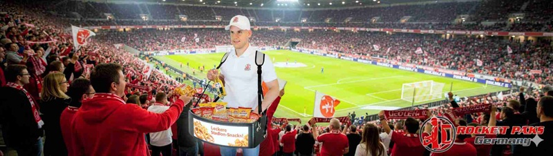 Beer To Go“ Bauchladen bei der Handelspromotion im RheinEnergieStadion Köln – mobile und innovative Verkaufsaktionen für frisches Bier, effektive Markenwerbung und direkte Kundenansprache während Events und Fußballspielen im traditionsreichen Heimstadion des 1. FC Köln