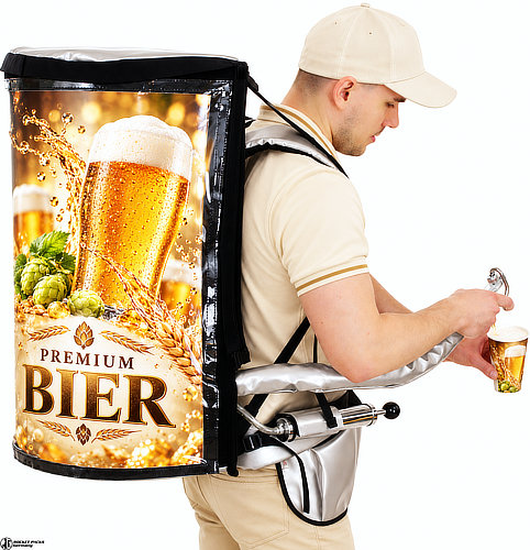 Promoter mit Bier-Rucksack und Zapfpistole beim mobilen Bierausschank in einen Becher