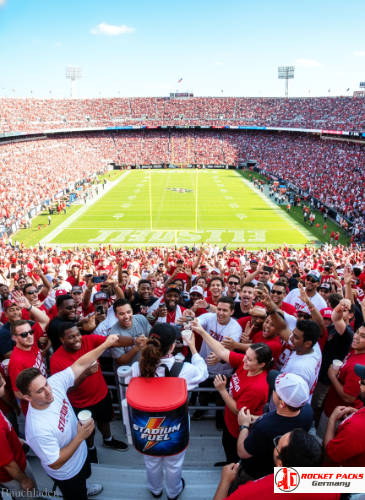 Eiscreme-Bauchladen am Stadtstrand Halle – Sommerpromotion mit Trendgastronomie.