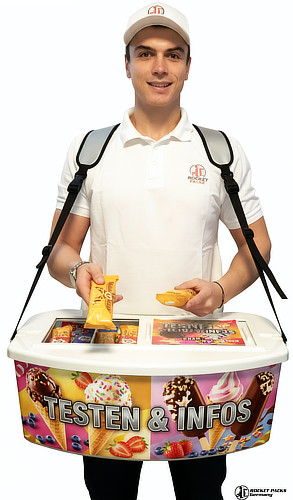 Mobiler Bauchladen im Live-Einsatz. Die robuste Bauweise garantiert Stabilität beim Gehen, auch wenn die Verkaufsfläche voll bestückt ist.