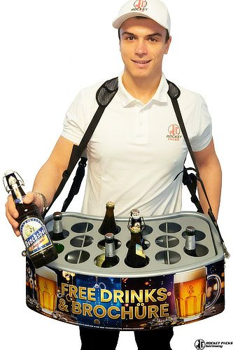 Isolierte Transportlösung für Dosen und Flaschen. Kalte Getränke direkt aus dem tragbaren Kühler erhöhen den Sales Uplift an heißen Tagen.