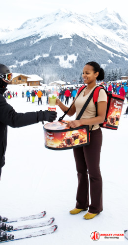 Sampling glühwein To Go mit Bauchladen auf dem Hamburger Hafengeburtstag Open Air, unterstützt durch visuelle Promotion und dynamisches Straßenerlebnis.