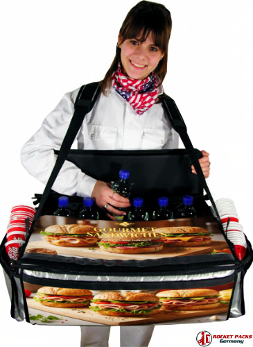 Textil Bauchladen klassische Form für Lebensmittel und Getränke aller Art. Für Produktproben oder Bier to go im Freien, wo auch immer Sie sie benötigen, hat Rocketpacks eine vollständige Palette von Verkaufshilfe , mit denen Sie alle Arten von Gelände bewältigen können, einschließlich Gras, Strandsand, Bordsteinkanten und Fußgängerzonen. Für kalte oder ungekühlte Artikel, mit großen oder kleinen Rädern, lassen Sie sich von uns eine passende Lösung einfallen. Auch gekühlte und gefrorene Produkte oder Coffee to Go sind erhältlich.