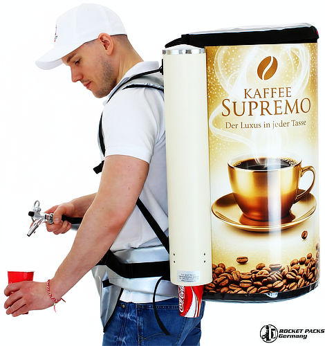 Ein isolierter Kaffee-Rucksack für den mobilen Ausschank von Heißgetränken. Das Bild zeigt das professionelle Schanksystem mit Zapfhahn, das Kaffee stundenlang heiß hält – perfekt für Messen, Kongresse und winterliche Outdoor-Events.