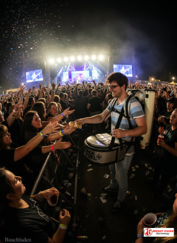 Lebensmittel-Bauchladen auf Magdeburger Weihnachtsmarkt – Genuss-Promotion.
