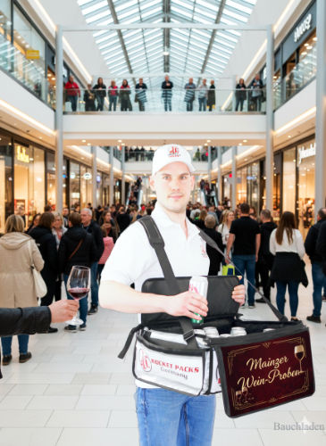 Mobiles und tragbares Sampling mit Bauchladen beim Sommerfest in Essen, unterstützt durch innovative Verkaufsförderung und POS Aktionen für optimale Markenpräsenz.