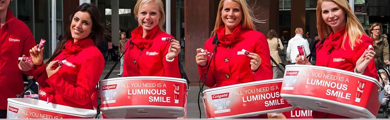 Perfekt für Hochzeiten, gefüllt mit kleinen Überraschungen und Leckereien für die Gäste. Der Bauchladen ist dekorativ und praktisch zugleich und sorgt für extra Spaß und Freude auf der Feier. �������� Hashtags: #Hochzeit #Bauchladen #Hochzeitsidee #Feier #Überraschung #Partyspaß