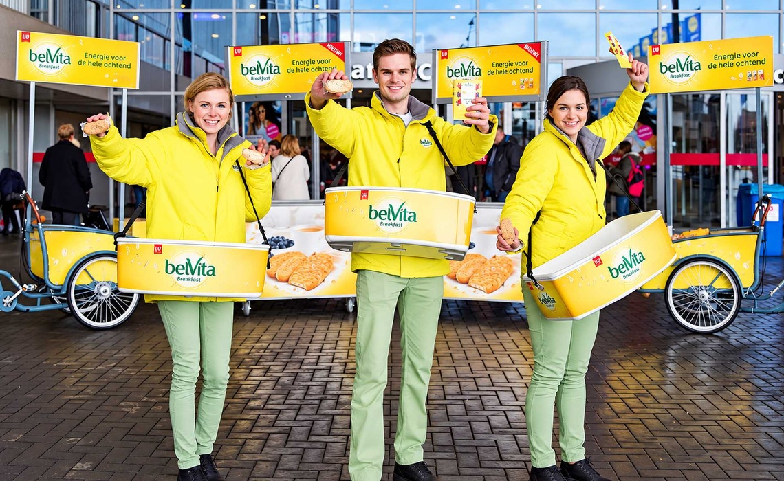 Drei Promoter mit Bauchläden bei einer Sampling-Aktion zur Verteilung von Produktproben