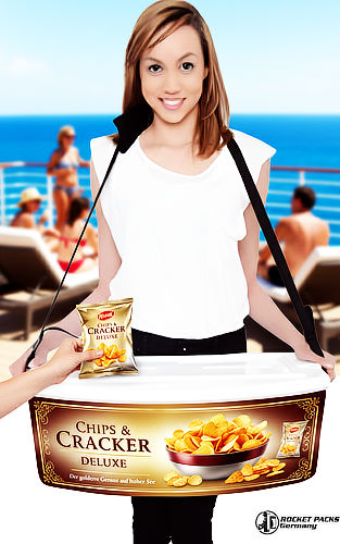 Ein ergonomischer Rocketpacks Bauchladen mit extra tiefem Fach, ideal für das großvolumige Sampling von Chips-Tüten und Cracker-Proben. Das Bild zeigt das leichte Design und das stabile Gurtsystem, das perfekt für mobile Marketing-Aktionen in Supermärkten, Stadien oder bei Stadtfesten geeignet ist.