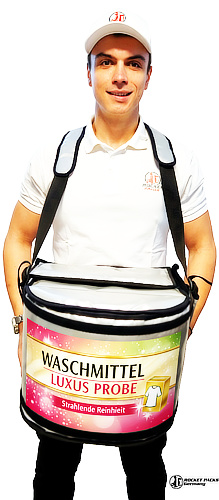 Ein robuster Tragesystem im Einsatz auf einem Musikfestival, beladen mit Merchandise-Artikeln wie Sonnenbrillen und LED-Gadgets, ausgestattet mit verstellbaren Fächern.