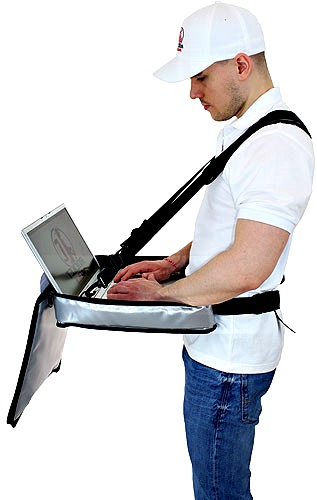 Arbeitsauflage für die Mobile Kommunikation. Die stilvolle Laptoptaschen-Auflage in modernem Design bietet ultimativen Schutz für deinen Laptop. Aus strapazierfähigem, wasserabweisendem Material gefertigt, schützt sie vor Kratzern, Stößen und Witterungseinflüssen. Das weiche Innenfutter sorgt für eine sanfte Polsterung, während das schlanke Design optimalen Bauchladen Tragekomfort garantiert. Die zusätzlichen Fächer bieten genügend Platz für Kabel, Notizen und andere Utensilien. Perfekt für den Alltag oder unterwegs.
