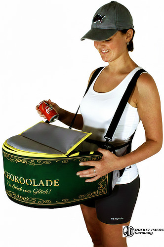 Schmale Bauform. Man eckt weniger an, wenn man sich durch dichte Menschenmengen im Stadion bewegt.