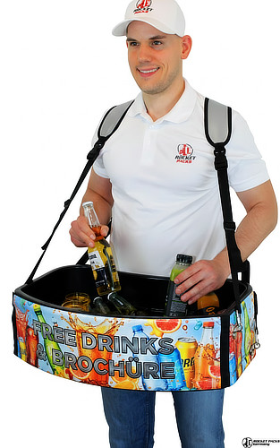 Mobiles Verkaufssystem im Live-Einsatz. Die ergonomische Lastverteilung schont den Rücken des Verkäufers bei voller Beladung.