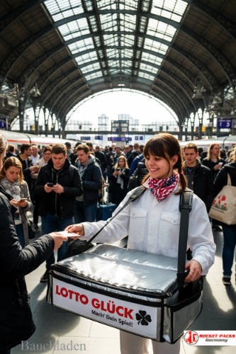 Promotions-Bauchladen beim FM4 Unlimited Festival in Steiermark mit mobiler und tragbarer To GO Lösung, die das Straßenverkaufserlebnis optimiert.