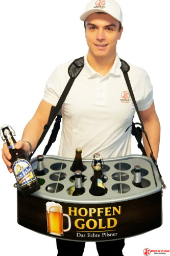 Effiziente Getränkedistribution am rocketpacks bauchladen﻿ beim Hamburger Hafengeburtstag, ergänzt durch visuelles Marketing und Kundenaktivierung.