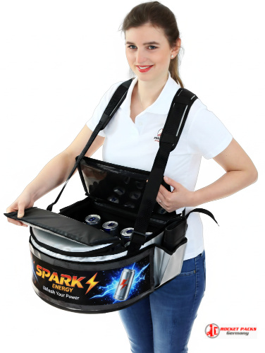 Mobiler Sampling-Bauchladen von rocketpacks﻿ beim Kunstmarkt Wien, mit individuell anpassbarem Branding und direkter Kundenansprache.