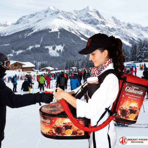 Glühwein mit rocketpacks getränke bauchladen﻿ bei den Theaterfesten Innsbruck, mit interaktivem Marketing und hochwertiger Produktpräsentation.