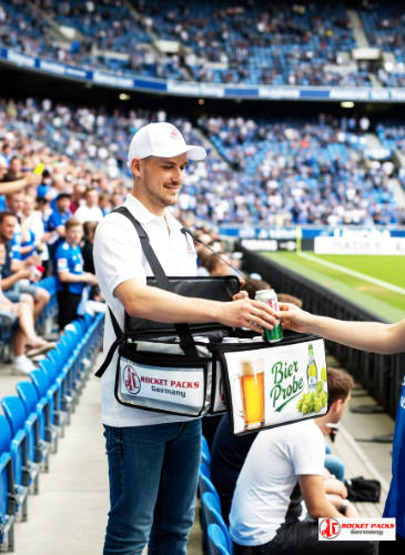 Trendige Samplingaktion mit rocketpacks getränke bauchladen﻿ beim Lichtfestival Linz, inklusive Outdoor POS-Lösung und Kundeninteraktion.