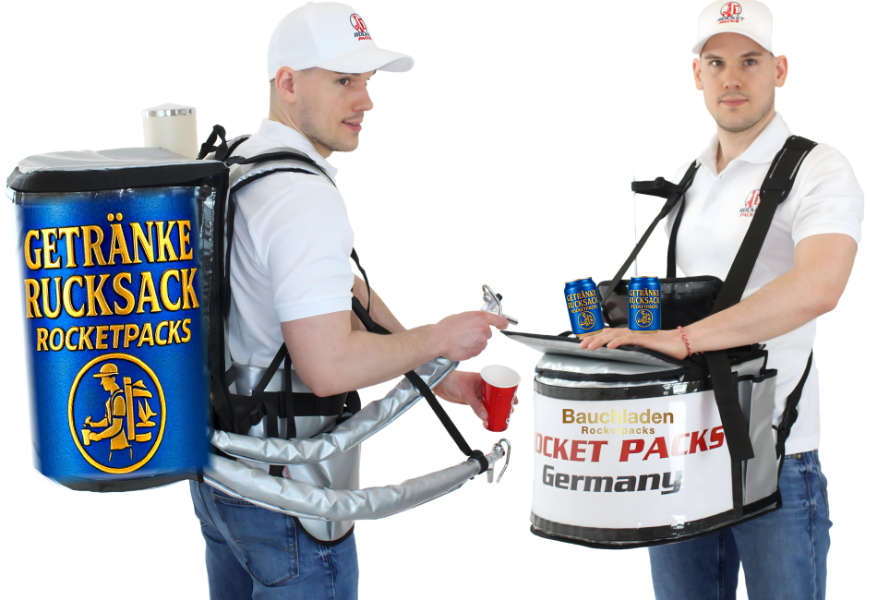 ���� Vielseitige Rocketpacks Getränke-Bauchläden im Einsatz auf der Bergkirchweih (Berch) 2025 ���� – perfekt für den mobilen Ausschank von Bier, Softdrinks und Erfrischungsgetränken sowie das gezielte Verteilen von Promotionartikeln und Giveaways ������. Aus robustem Textilmaterial gefertigt ��, mit mehreren Fächern für eine clevere Sortierung �� und bequemen, verstellbaren Tragegurten für ganztägigen Einsatzkomfort ����. Ideal für Markenpräsentation, Sampling-Aktionen und direkte Kundeninteraktion mitten im Festgeschehen ��‍♂️����️. Individuell bedruckbar mit Werbebotschaften, Logos oder Eventdesigns ��️�� – die perfekte Kombination aus praktischer Verkaufsfläche und aufmerksamkeitsstarker Werbefläche auf einem der größten Volksfeste Süddeutschlands ��