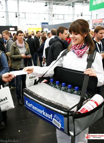 Kartenverkauf Outdoor mit rocketpacks﻿ Bauchladen auf der Kulturmeile Dresden, ein integraler Bestandteil eines innovativen OpenAir Event Marketings mit nachhaltiger Vermarktung.