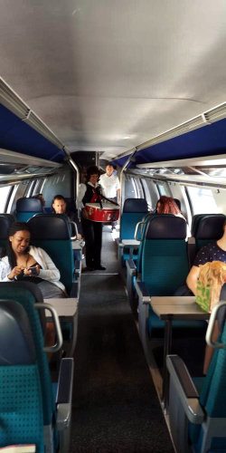 Gezielte Shopper-Aktivierung in der Einkaufszone. Wir bauen Lösungen für schnelle Interaktion. Kurz stoppen, probieren, kaufen – so funktioniert Person-to-Person Marketing heute.