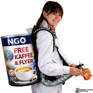 Human 2 Human Marketing ohne Barrieren. Wir haben die Gurte so optimiert, dass sie das Gewicht auf die Hüfte verteilen. So bleibt der Sampler am Point of Sale lächelnd und fit.