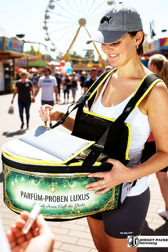 Ein hochwertiger Sampling-equipment im Einsatz bei einer Promotion-Aktion, beladen mit Produktproben zur kostenlosen Verteilung an Passanten in einer Einkaufsstraße.