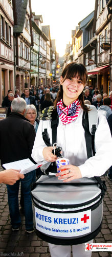 Sandwiches Bauchladen-Promotion mit überzeugender Werbemaßnahme bei Festspielen Innsbruck, optimierte Präsentation und Sampling.