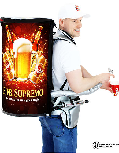 Ein Verkäufer-Team ausgestattet mit Bier-Rucksäcken zum Zapfen und ergänzenden Bauchläden für Flaschenbier, perfekt für maximale Flexibilität und hohen Durchsatz bei Großveranstaltungen.