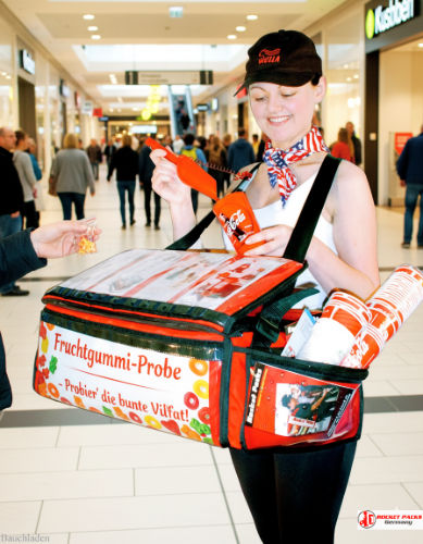 Sampling Bauchladen als mobiler Kundenservice auf dem Weihnachtsmarkt Stuttgart, mit professionellem Markenauftritt und aktivierenden Verkaufsmaßnahmen.