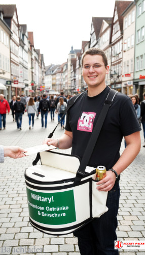Werbe Bauchladen-Promotion mit überzeugender Werbemaßnahme bei Festspielen Innsbruck, optimierte Präsentation und Sampling.